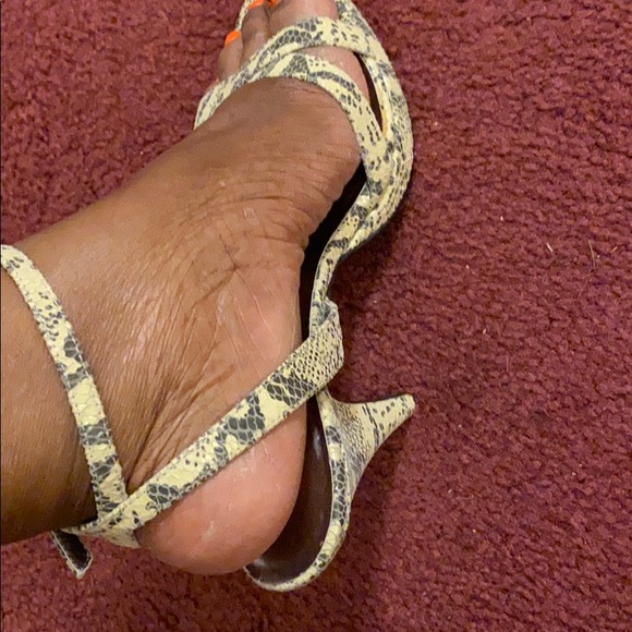 Pale yellow print heels - Picture 3 of 4